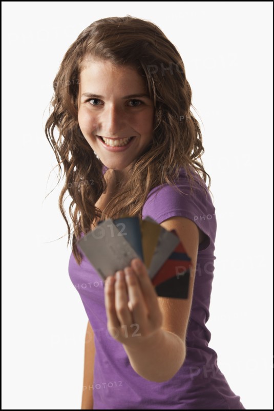 Young woman showing credit cards. Photo : Mike Kemp
