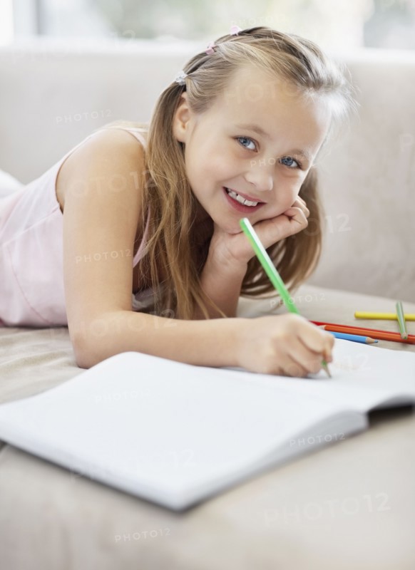 Girl (10-11) doing homework. Photo : Momentimages