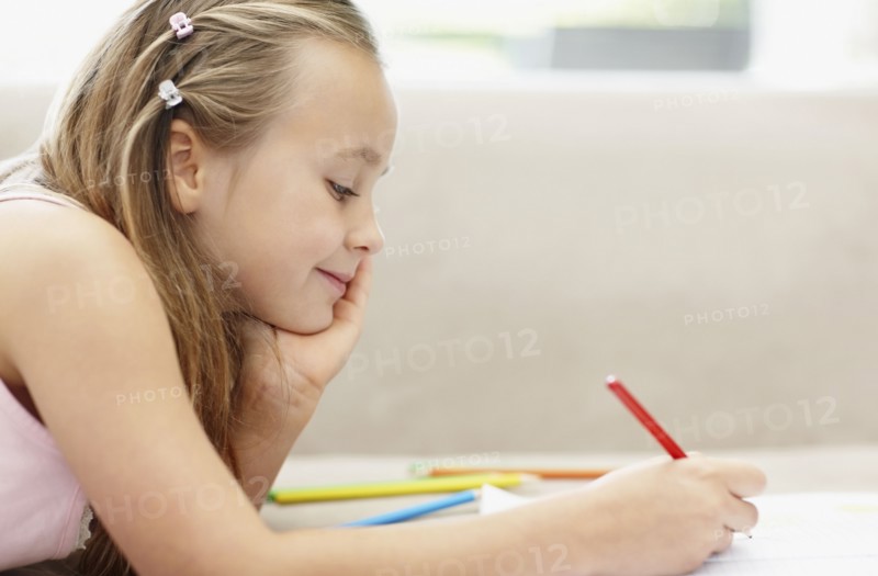 Girl (10-11) doing homework. Photo : Momentimages