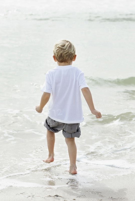 Portrait of boy (4-5) playing on beach. Photo : Momentimages