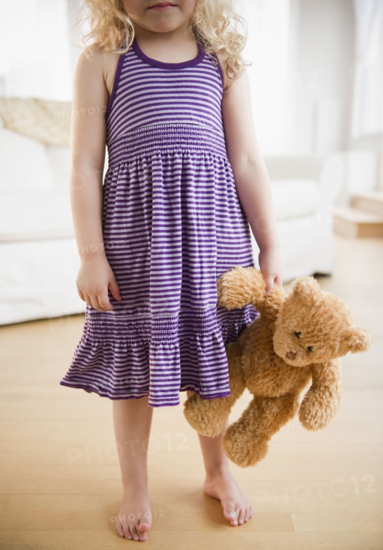 Blond girl (4-5) with teddybear. Photo : Jamie Grill