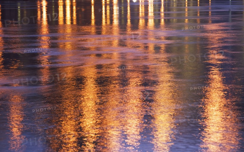 USA, New York State, New York City, City light reflecting in water surface. Photo : fotog