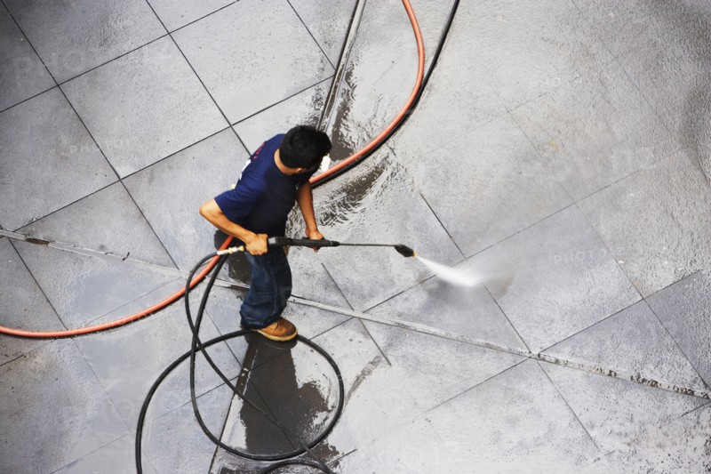 Street sweeper splashing sidewalk. Photo : fotog