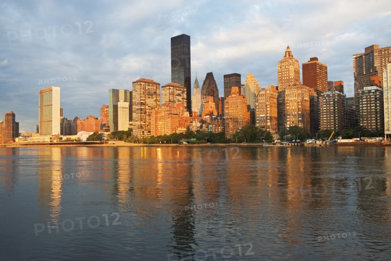 USA, New York State, New York City, Manhattan skyline at sunset. Photo : fotog