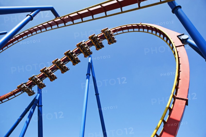 Rollercoaster against blue sky. Photo : fotog