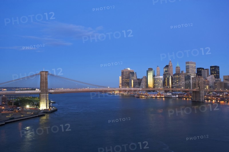 USA, New York State, New York City, Brooklyn Bridge and Manhattan skyline at dusk. Photo : fotog