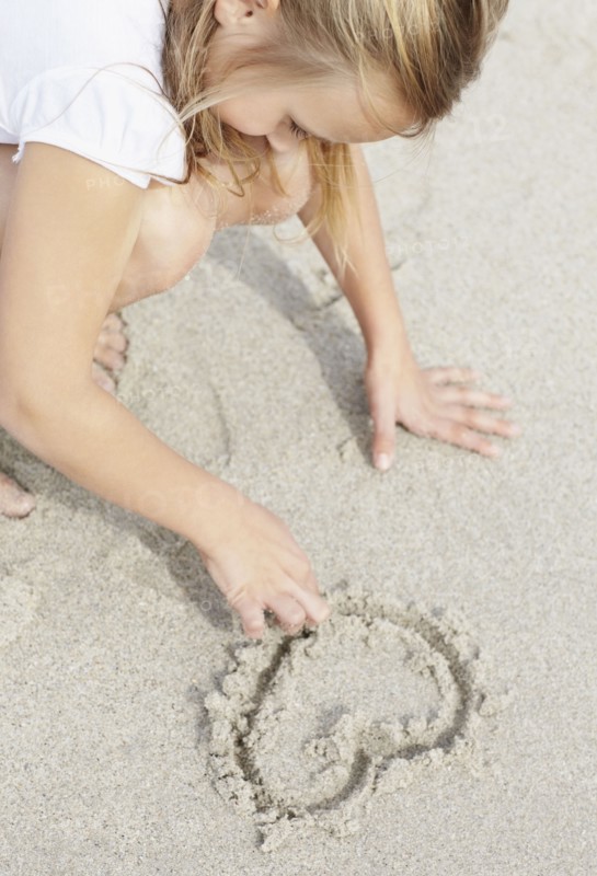 Girl (10-11) playing on beach. Photo : Momentimages