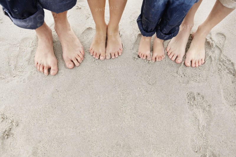 Family at beach, low section. Photo : Momentimages