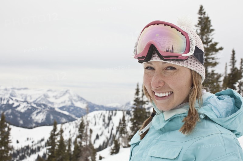 Portrait of female skier in mountains. Photo : Johannes Kroemer