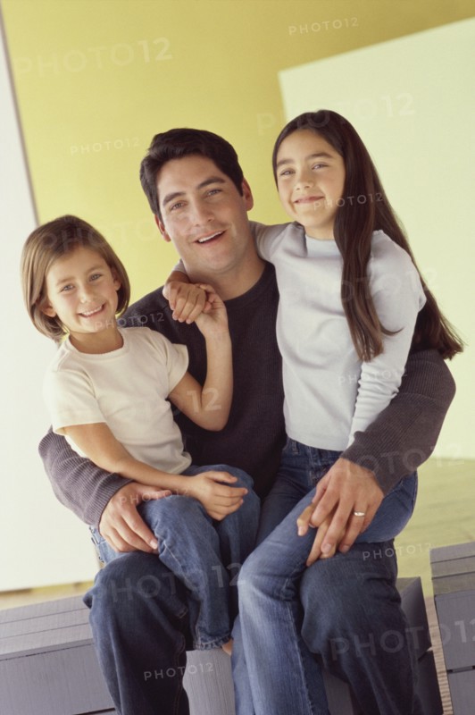Father and his daughters. Photo : Fisher Litwin