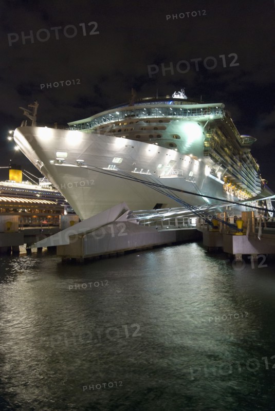 Cruise ship in harbor. Photo : Antonio M. Rosario