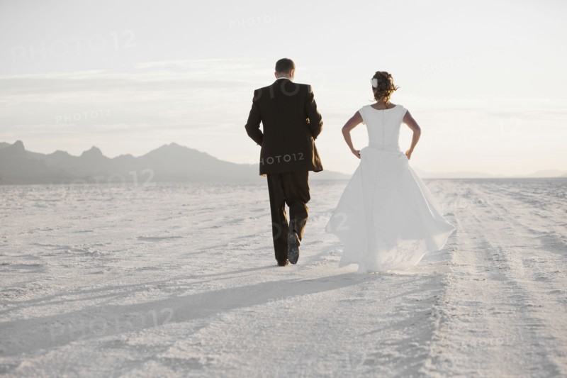 Bride and groom holding hands in desert. Photo : FBP