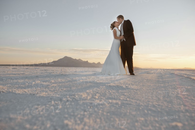 Groom kissing bride in desert. Photo : FBP