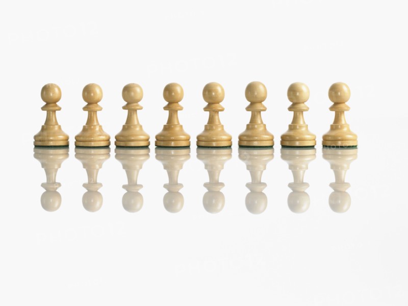 Row of pawn chess pieces. Photo : David Arky