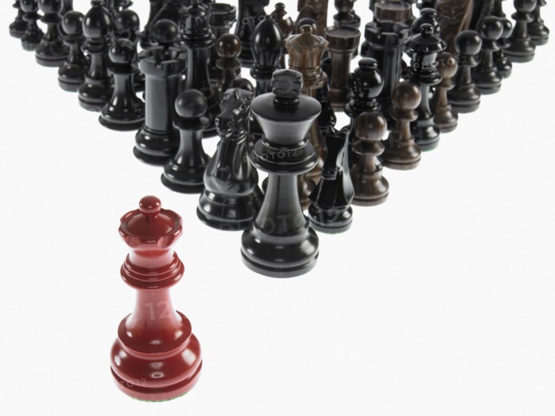 Black chess pieces with opposing queen. Photo : David Arky