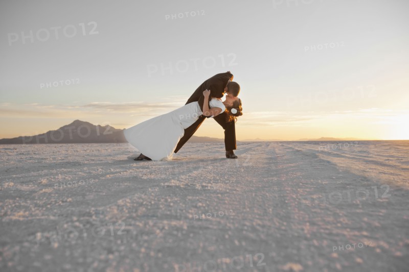 Groom kissing bride in desert. Photo : FBP