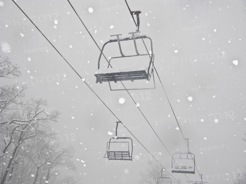 Ski lift in snow. Photo : Johannes Kroemer