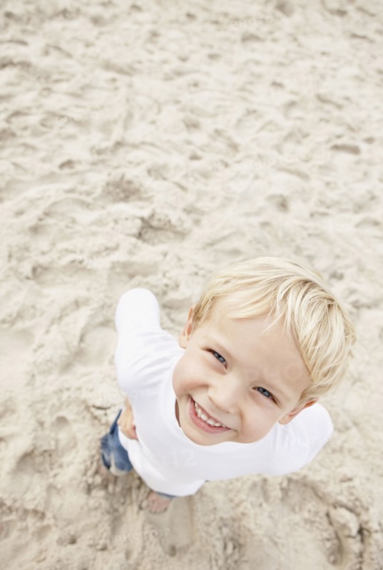 Boy (4-5) looking at camera and smiling. Photo : Momentimages