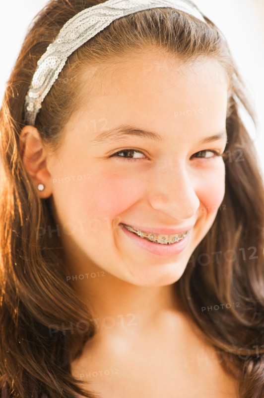 Portrait of smiling girl (12-13) wearing braces. Photo : Daniel Grill