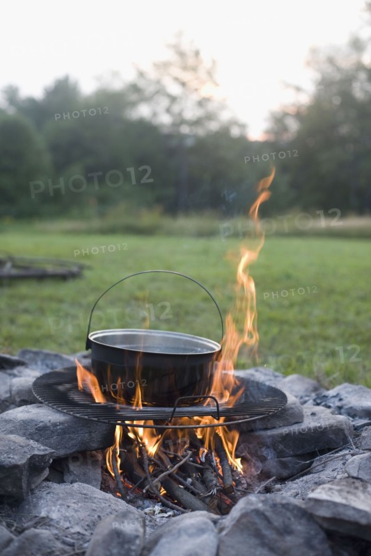 Pot over campfire. Photo : David Engelhardt