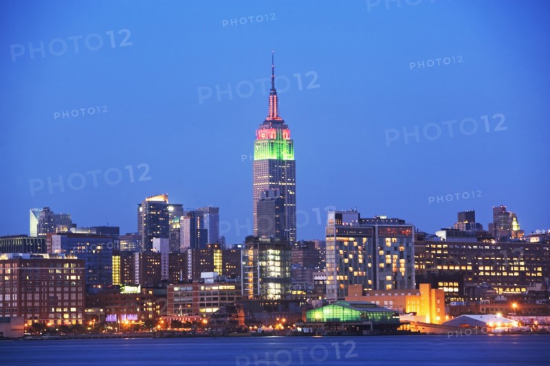USA, New York State, New York City, Manhattan skyline with Empire State Building at twilight. Photo : fotog
