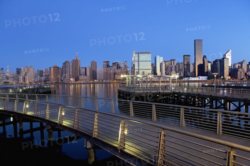 USA, New York State, New York City, Boardwalk in waterfront, Manhattan skyline in background. Photo : fotog