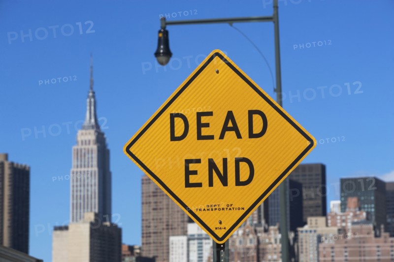 USA, New York City, Cityscape with Dead End road sign. Photo : fotog