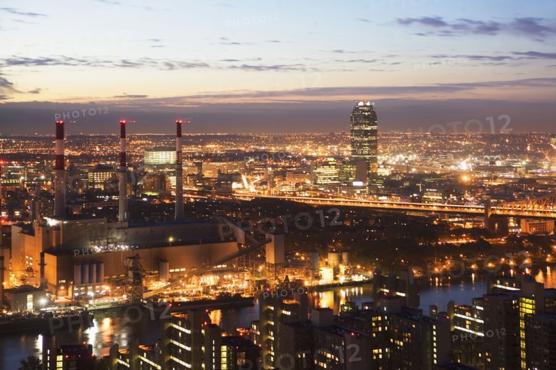 USA, New York, Long Island City, cityscape with power plant. Photo : fotog