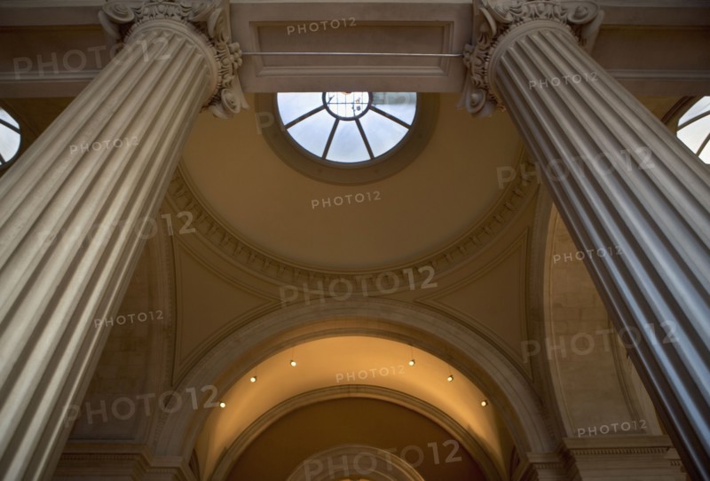 USA, New York City, Metropolitan Museum of Art, low angle view of interior. Photo : fotog