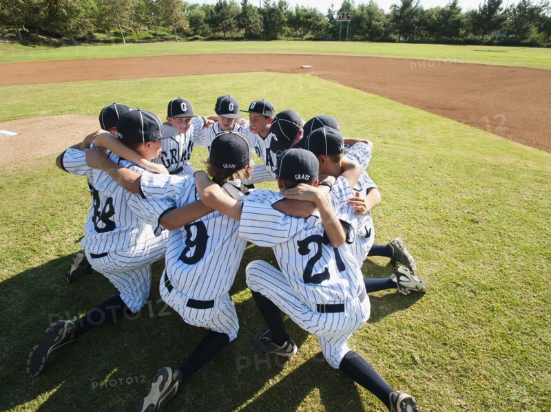 USA, California, Ladera Ranch, little league players (aged 10-11) in huddle.