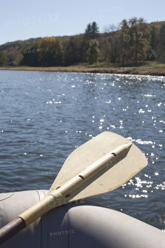 USA, Pennsylvania, Calicoon, Oar in kayak at lake. Photo : David Engelhardt