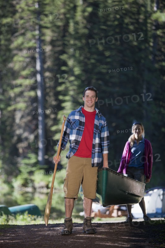Canada, British Columbia, Fernie, Couple carrying canoe. Photo : Dan Bannister