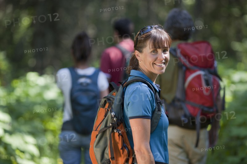 Canada, British Columbia, Fernie, Four hikers on trail. Photo : Dan Bannister