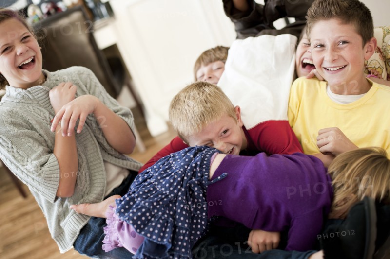 USA, Utah, Portrait of kids (2-3, 6-7, 10-11, 10-11) playing in living room. Photo : Tim Pannell