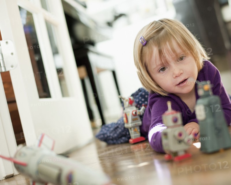 USA, Utah, Girl (2-3) playing on floor. Photo : Tim Pannell