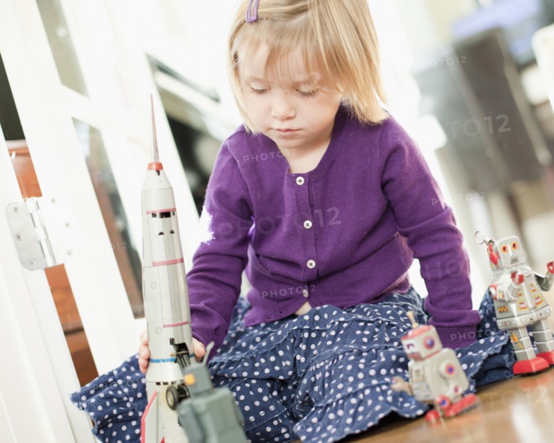 USA, Utah, Girl (2-3) playing on floor. Photo : Tim Pannell