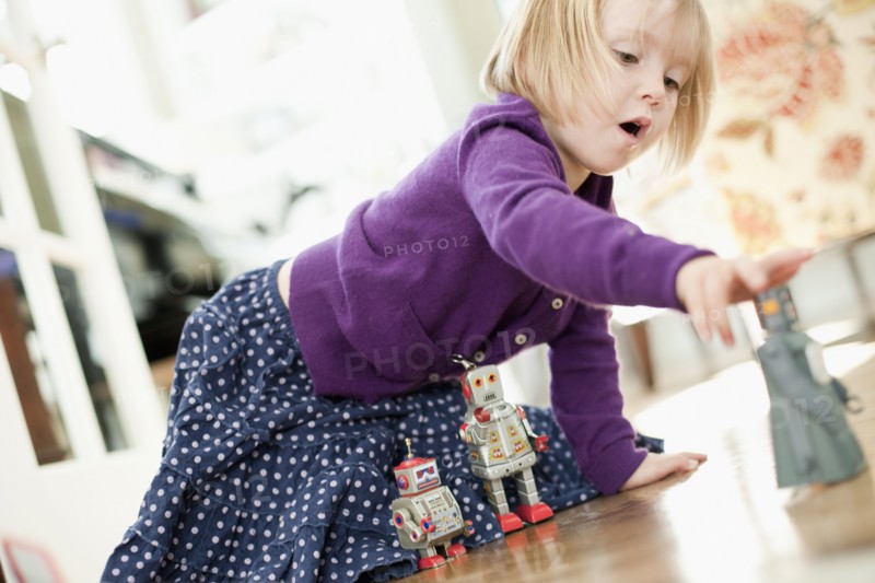 USA, Utah, Girl (2-3) playing on floor. Photo : Tim Pannell