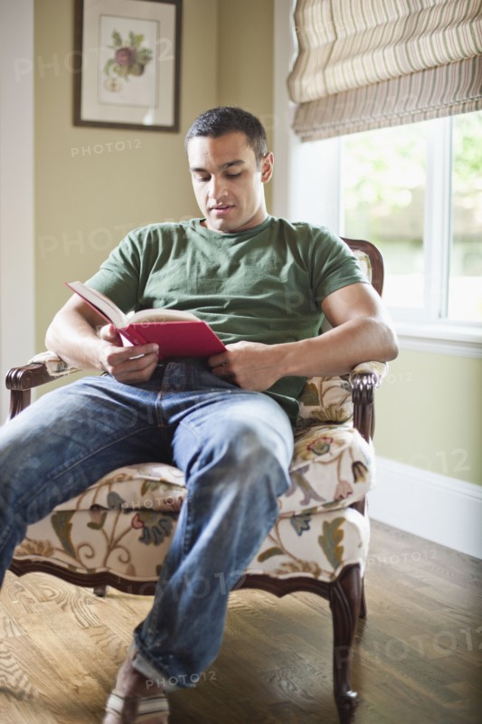 USA, Utah, Young man reading book. Photo : Tim Pannell