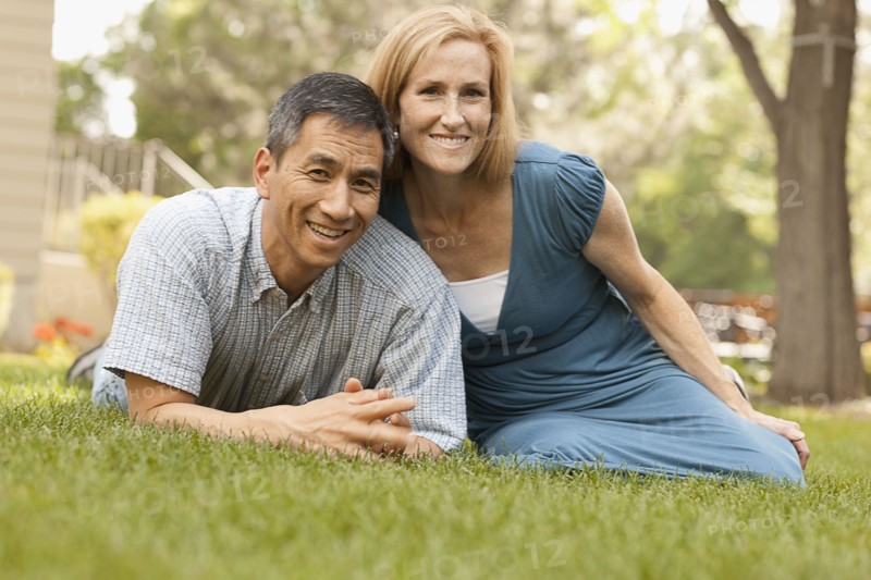 USA, Utah, Provo, Portrait of smiling mature couple sitting on lawn in garden. Photo : FBP