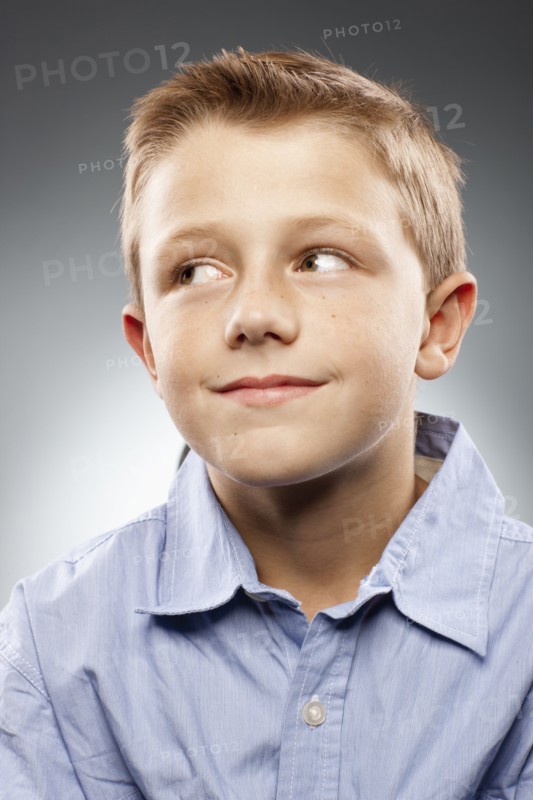 Portrait of boy (8-9) wearing shirt and looking away, studio shot. Photo : FBP