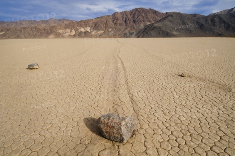 USA, California, Moving rocks in desert . Photo : Gary J Weathers