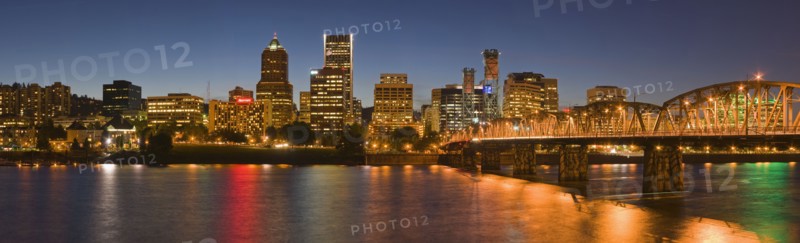 USA, Oregon, Portland skyline at night. Photo : Gary J Weathers
