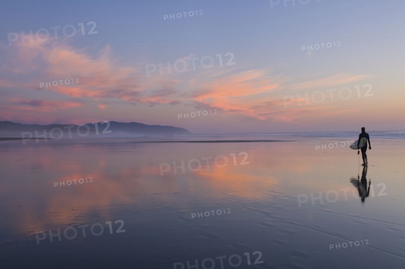 USA, Oregon, lone surfer on beach. Photo : Gary J Weathers