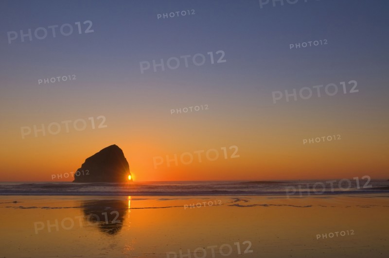USA, Oregon, beach with stack rock. Photo : Gary J Weathers