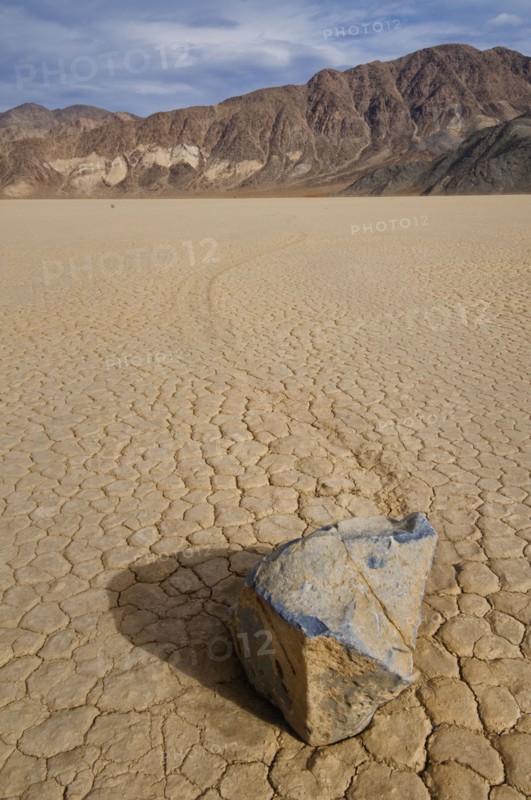 USA, California, Moving rock in desert . Photo : Gary J Weathers