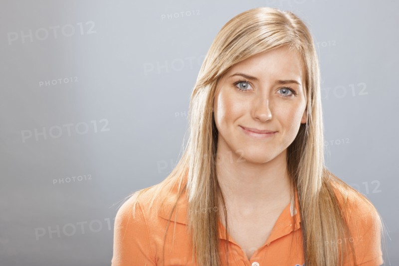 Studio portrait of young woman smiling. Photo : FBP