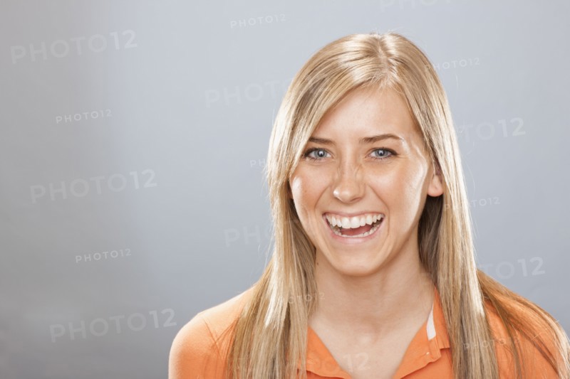 Studio portrait of young woman laughing. Photo : FBP