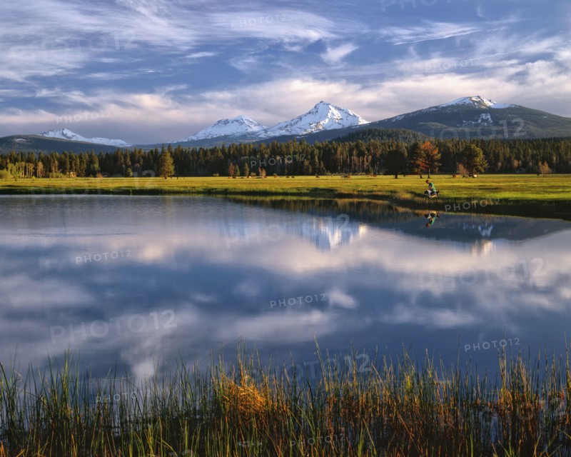 USA, Oregon, Lake with Sisters Mountains in background. Photo : Gary J Weathers