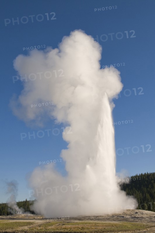 USA, Wyoming, Old Faithful geyser steam. Photo : Gary J Weathers