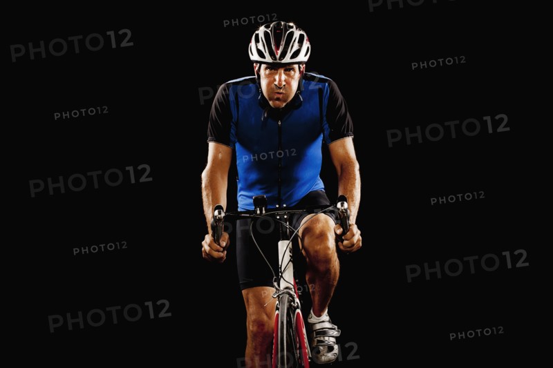 Studio portrait of man cycling. Photo : FBP